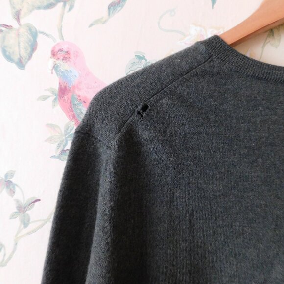 🦅  Merino V-Neck Sweater (small flaw) - Picture 6 of 8